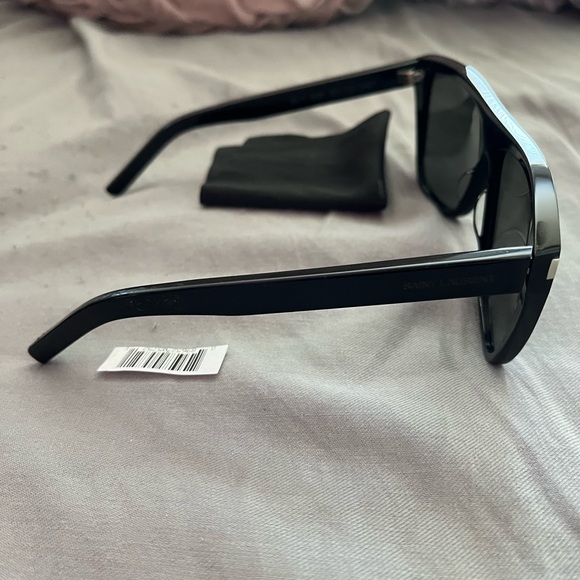 SAINT LAURENT
Saint Laurent SL1T 005 Flat Top Sunglasses - Picture 5 of 9